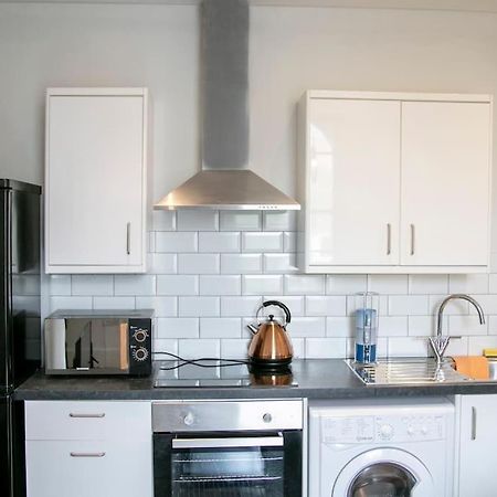 Fortunae'S Cosy Apartment- By Fang Sunderland  Luaran gambar
