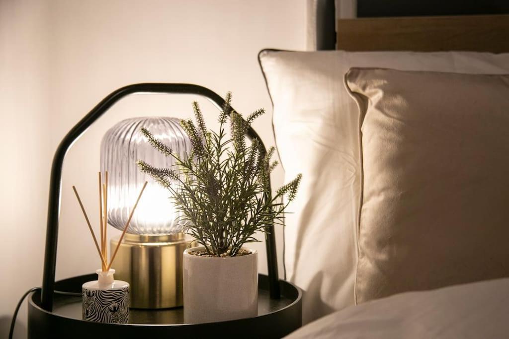 Fortunae'S Cosy Apartment- By Fang Sunderland  Luaran gambar