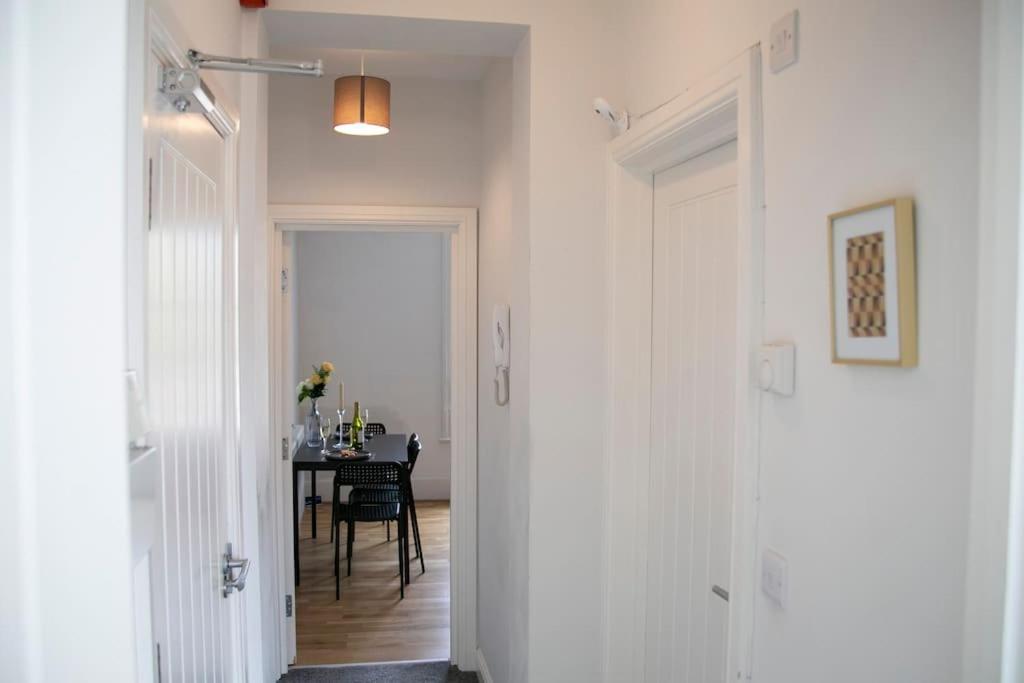 Fortunae'S Cosy Apartment- By Fang Sunderland  Luaran gambar